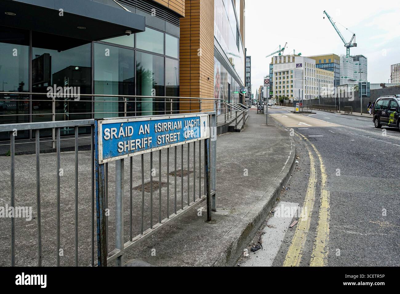 Sceriffo Street Upper, Dublino, un tempo un'area dei docklands, ora in fase di rigenerazione con sviluppi moderni e progetti di costruzione. Foto Stock