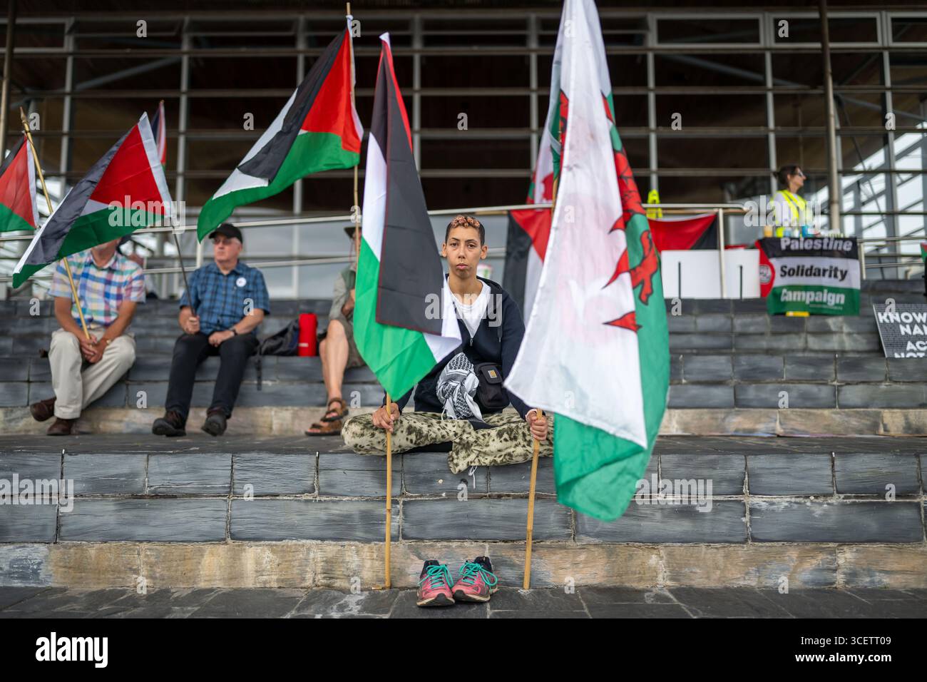 CARDIFF, GALLES - 16 LUGLIO 2025: Una protesta al di fuori del Senedd dove i nomi di 20.000 bambini morti sono stati letti il 16 luglio. Foto Stock