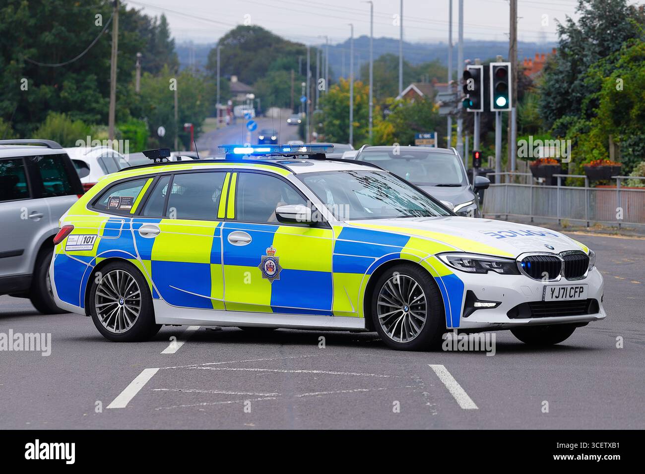 Polizia stradale che blocca Wakefield Road a Swillington, Leeds, West Yorkshire dopo una Road Traffic Collision Foto Stock