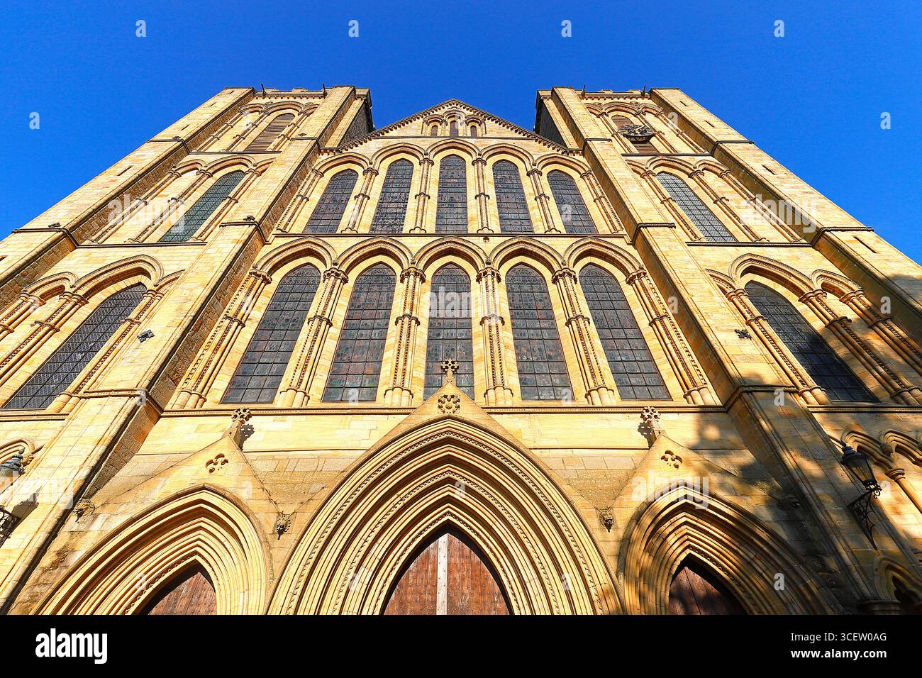 Faccia ovest e lato d'ingresso della cattedrale di Ripo nel North Yorkshire, Regno Unito Foto Stock