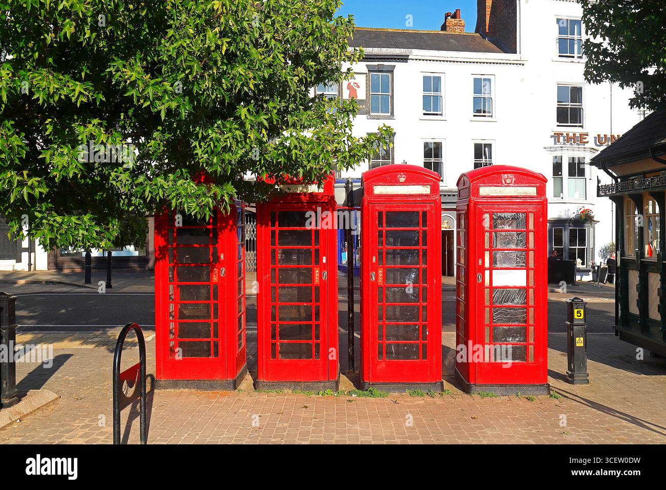 Una fila di cabine telefoniche rosse K6 a Ripon Market Square, North Yorkshire, Regno Unito Foto Stock