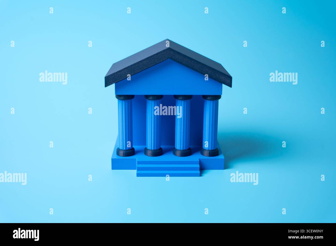 Edificio in banca su sfondo blu. Affari e finanza. Prestiti societari. Decisioni di investimento. Influenza della politica monetaria. Affidabilità di institutio Foto Stock