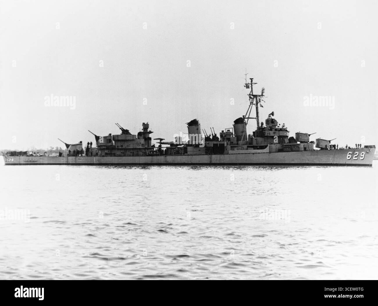 Il cacciatorpediniere USS Abbot (DD-629) lascia il Philadelphia Naval Shipyard, Pennsylvania (USA), il 6 novembre 1951, in seguito alla modernizzazione. La sua batteria principale, composta da cannoni da 5 pollici a doppia funzione, è stata tagliata da cinque a quattro, e i moderni doppi supporti da 3 pollici hanno sostituito i cannoni quadrupli e doppi da 40 millimetri. Tre di questi monti possono essere visti: Due in mezzo alle navi e uno in cima alla deckhouse. Nota anche la formella del treppiede e i "ricci" coperti a poppa del Monte 52. Foto Stock