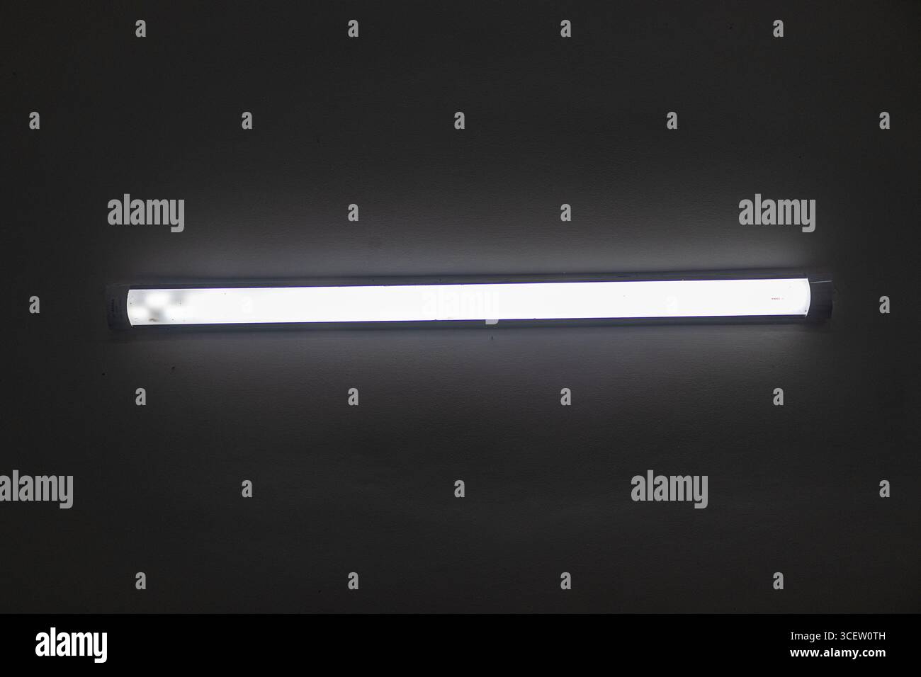 Potente sistema di illuminazione a tubo bianco che illumina la stanza contro la superficie liscia e non ruvida delle pareti Foto Stock