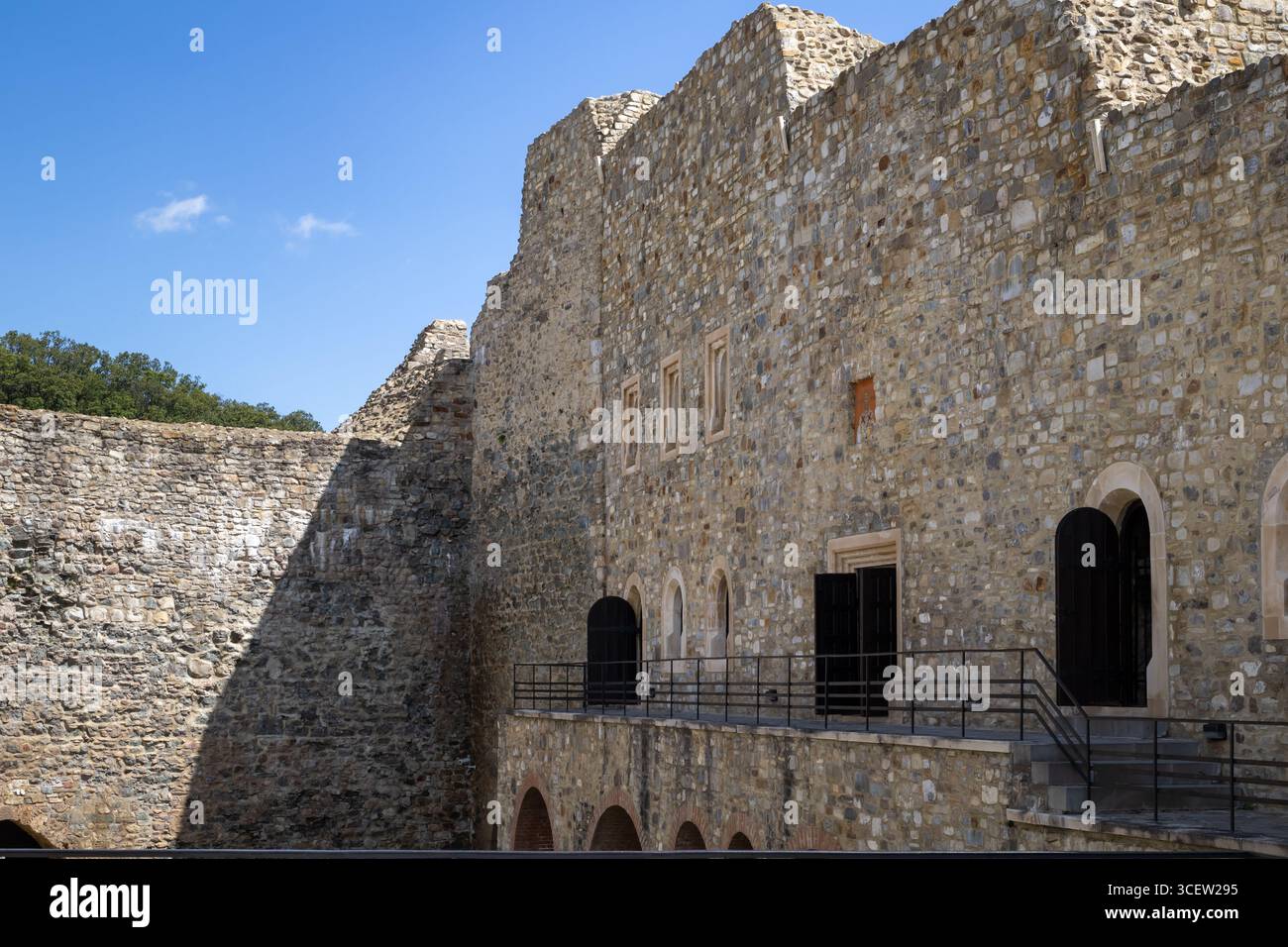 mura di una fortezza medievale in romania in una giornata di sole. un punto di riferimento storico con mura in pietra e porte ad arco, è una testimonianza della ricchezza d'europa Foto Stock