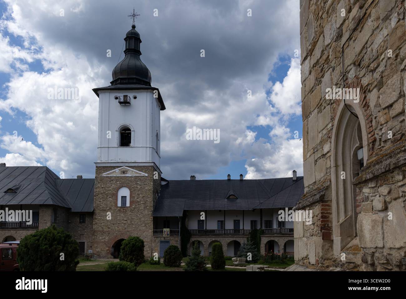 Il monastero di Neamț in Romania, un antico sito religioso ortodosso, si erge come testimonianza dell'architettura medievale e della cultura rumena, con la sua storia Foto Stock