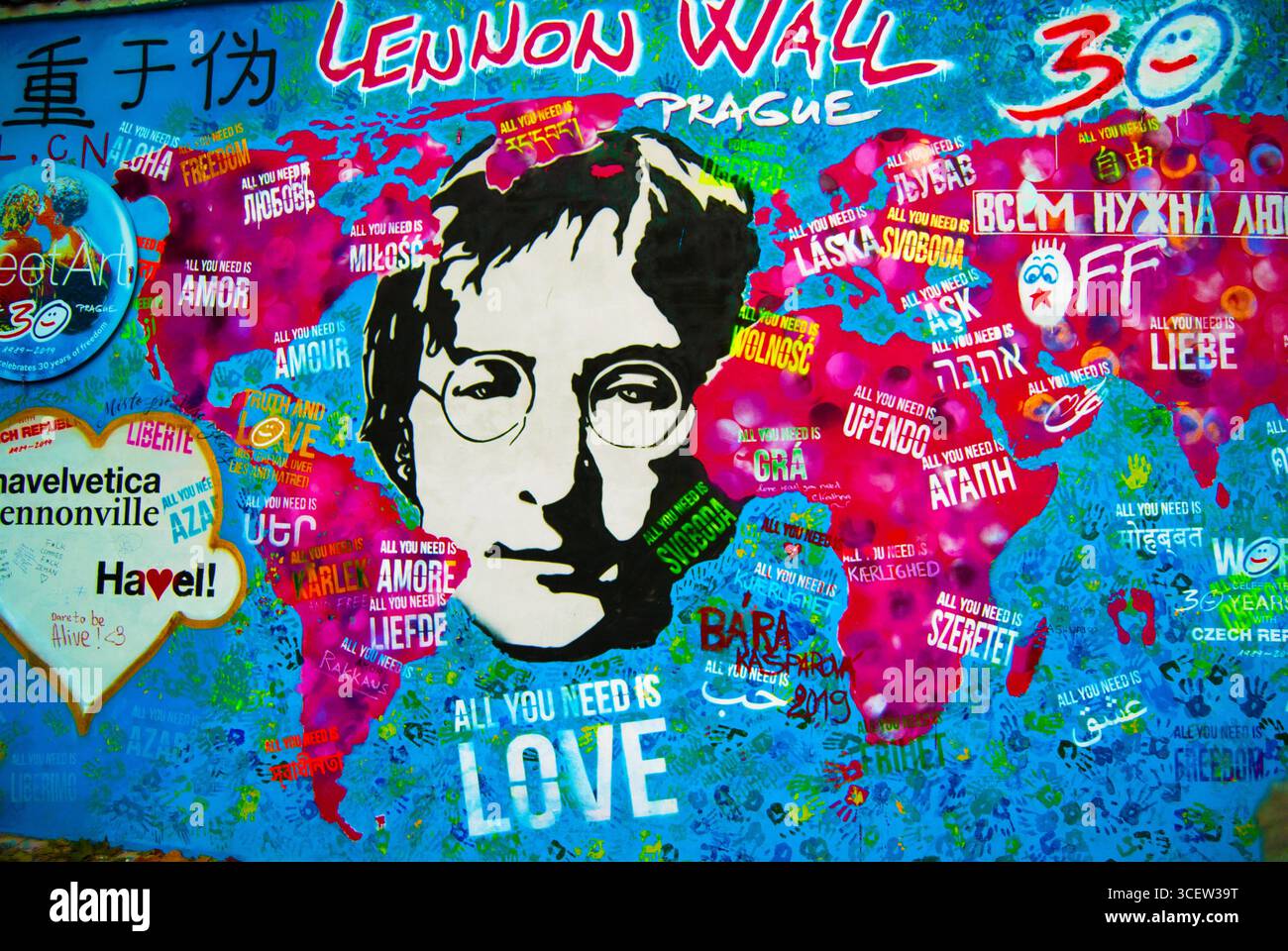 Colorato dipinto murale sul muro di Lennon a Praga, Repubblica Ceca, con un ritratto di John Lennon e la frase "All You Need Is Love" Foto Stock