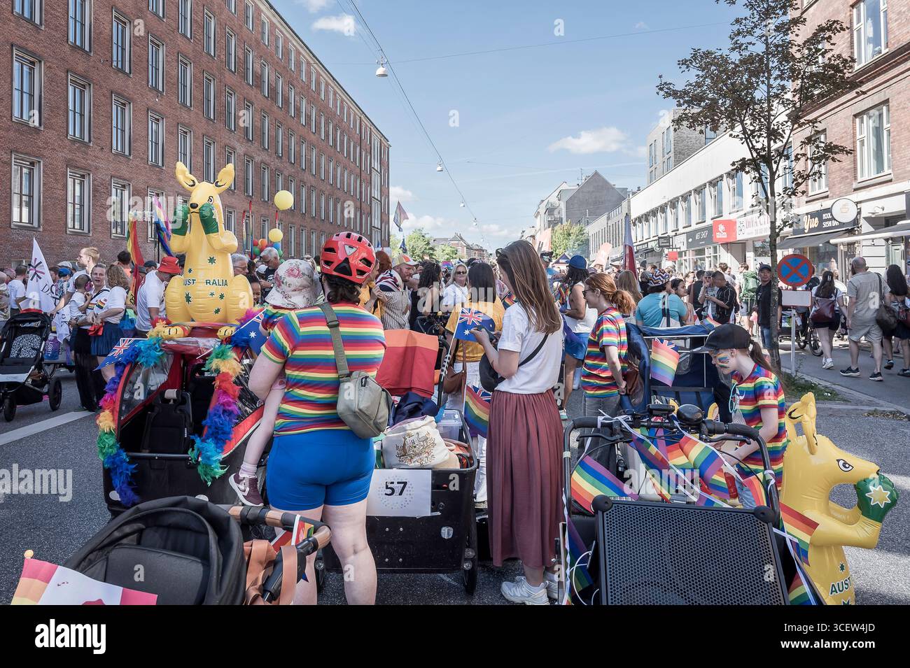 Copenhagen Pride 2025 con persone che si radunano in strada guidando bici cargo Foto Stock
