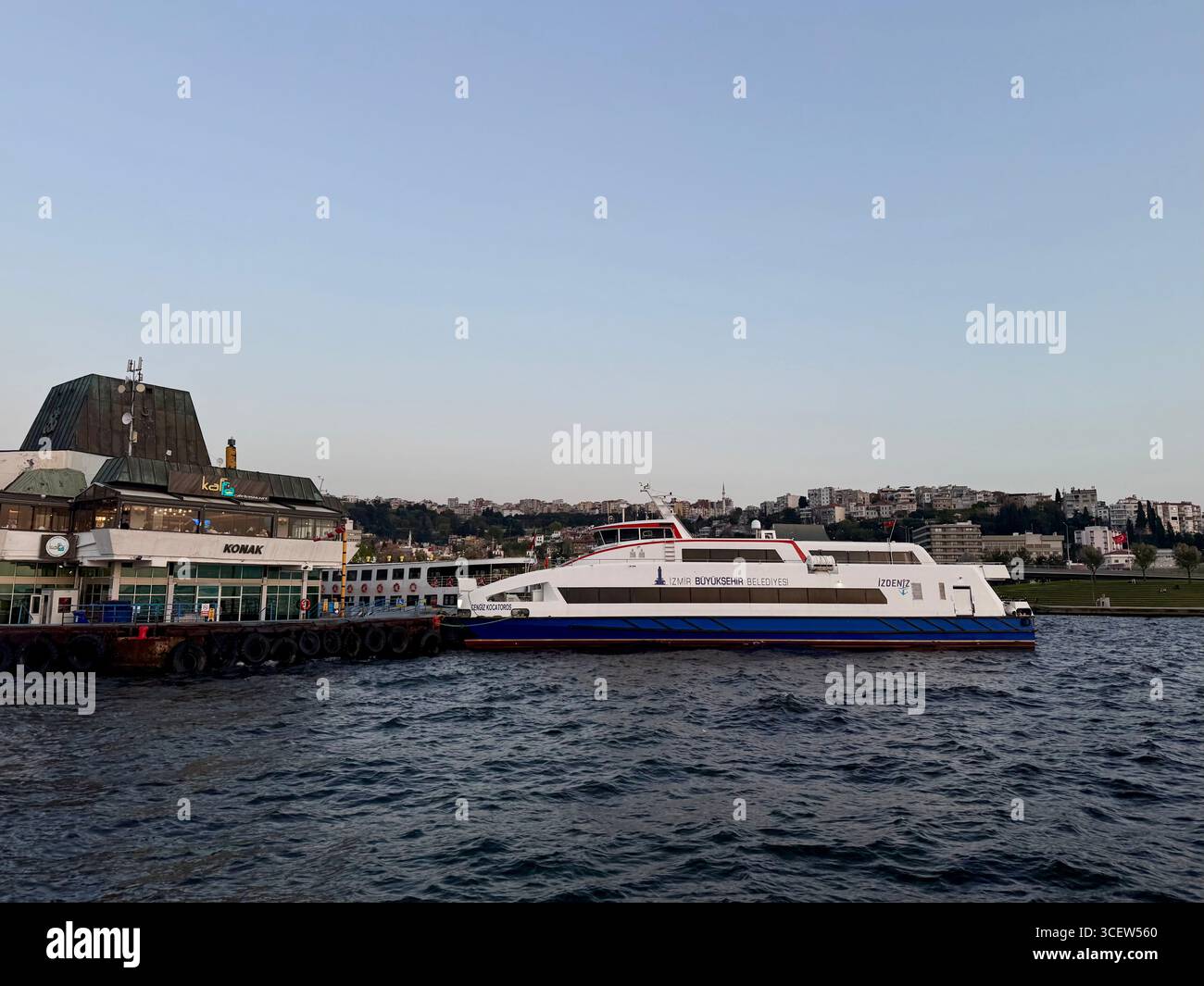 Turkiye, Smirne, 16 aprile 2025: Molo di Konak con battello passeggeri. Vista dall'acqua - Immagine stock catturata con smartphone