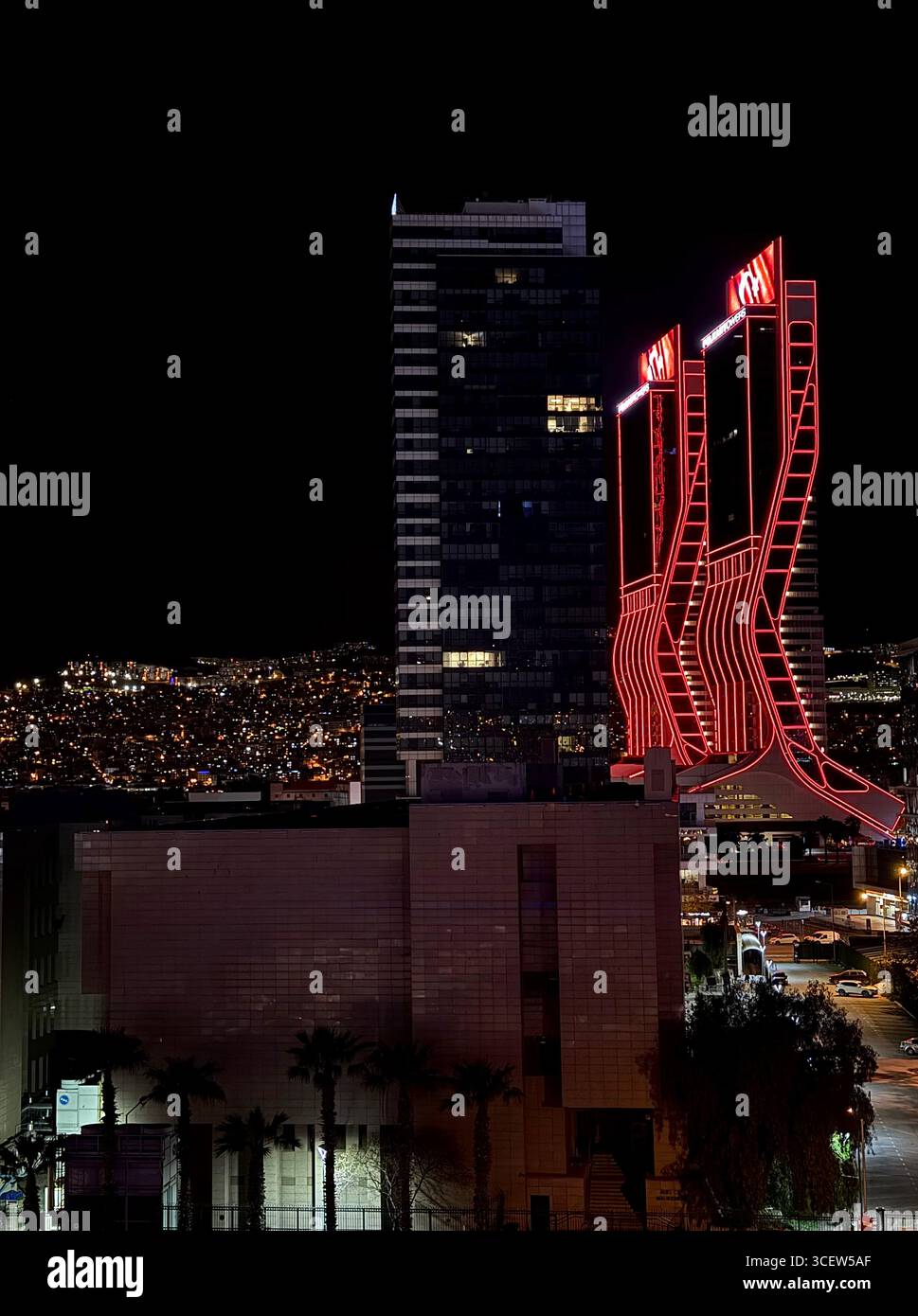 Turchia, Smirne 14/04/2025: Torri Folkart. Città notturna. Illuminazione luminosa degli edifici. Grattacieli. Strada, fari auto. Romantica città notturna Foto Stock