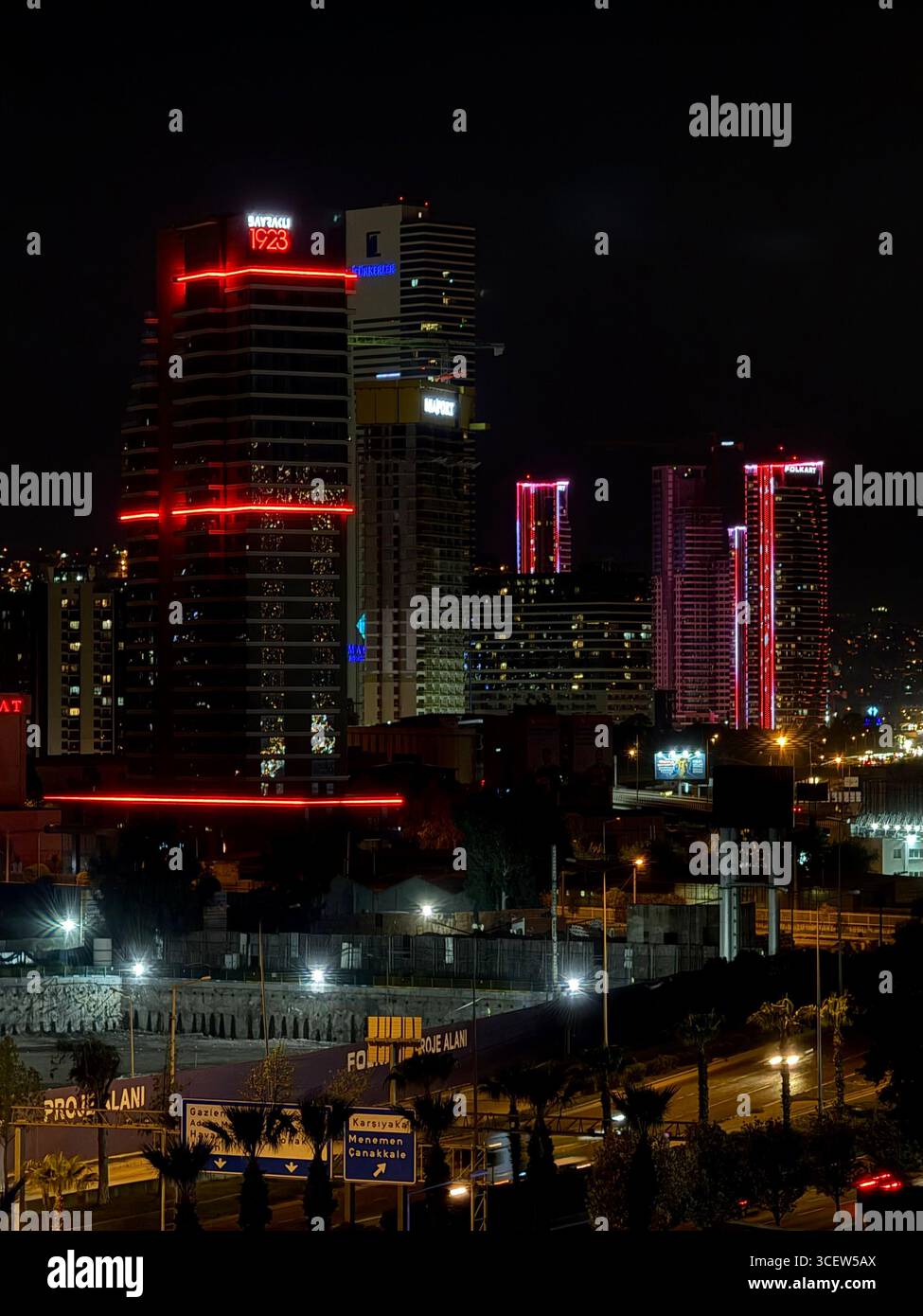 Turchia, Smirne 14/04/2025: Città notturna. La città di Smirne di notte. Illuminazione luminosa degli edifici. Grattacieli. Strada, fari auto. Romantica città notturna - Immagine stock catturata con smartphone