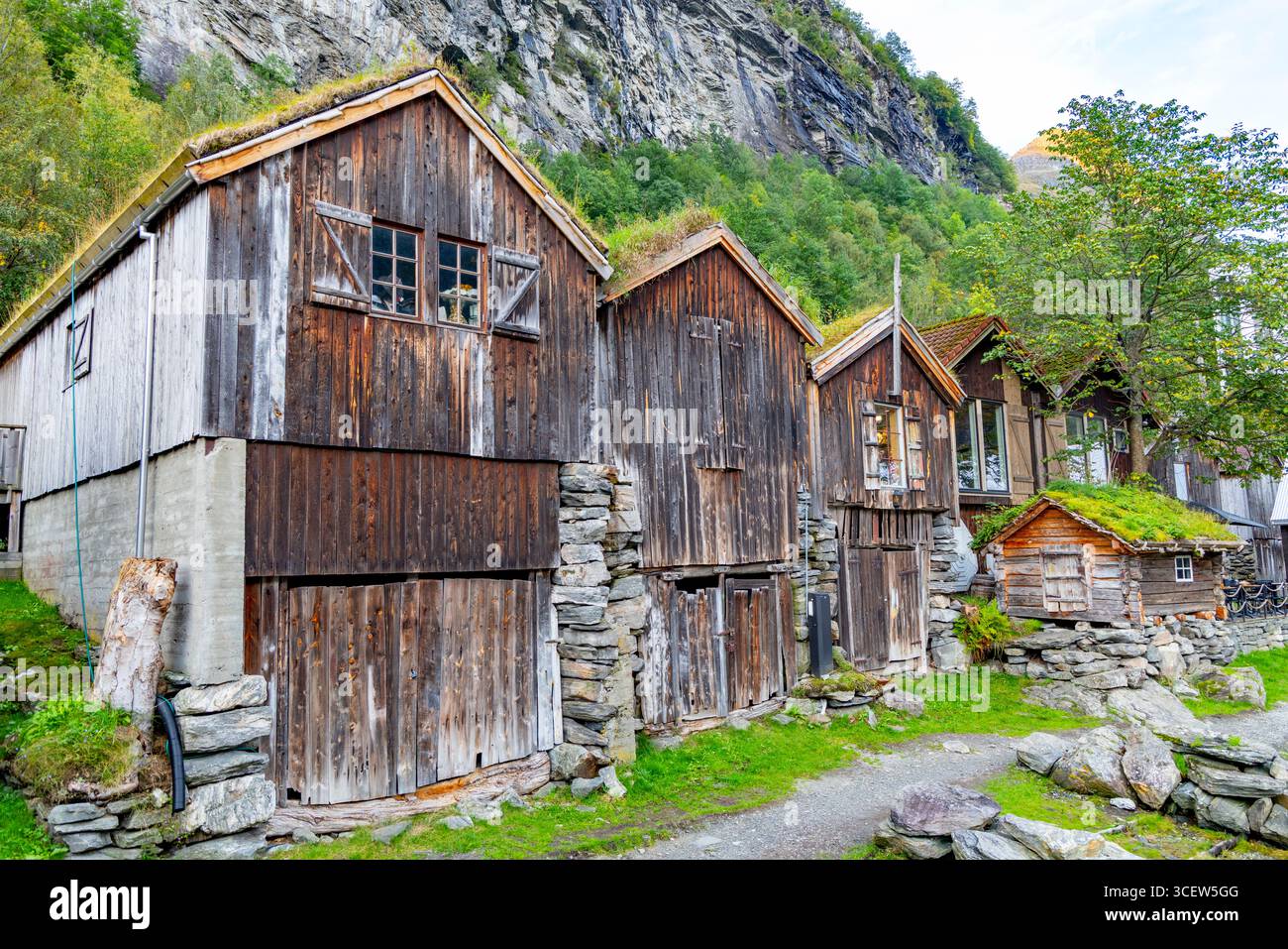 Villaggio di Geiranger alla testa del Geirangerfjord, vecchie case in legno boathouses utilizzate dai pescatori per lo stoccaggio delle barche, Norvegia Foto Stock