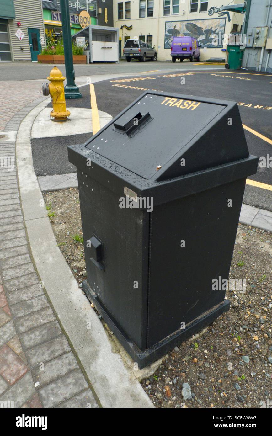 A prova di orso immondizia può, Juneau, Alaska, STATI UNITI D'AMERICA Foto Stock