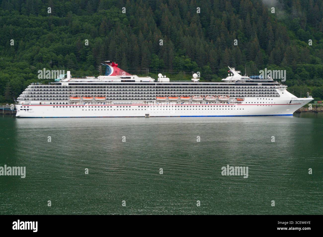 Carnevale spirito nave da crociera al dock, Gastineau Channel, Juneau, Alaska, STATI UNITI D'AMERICA Foto Stock