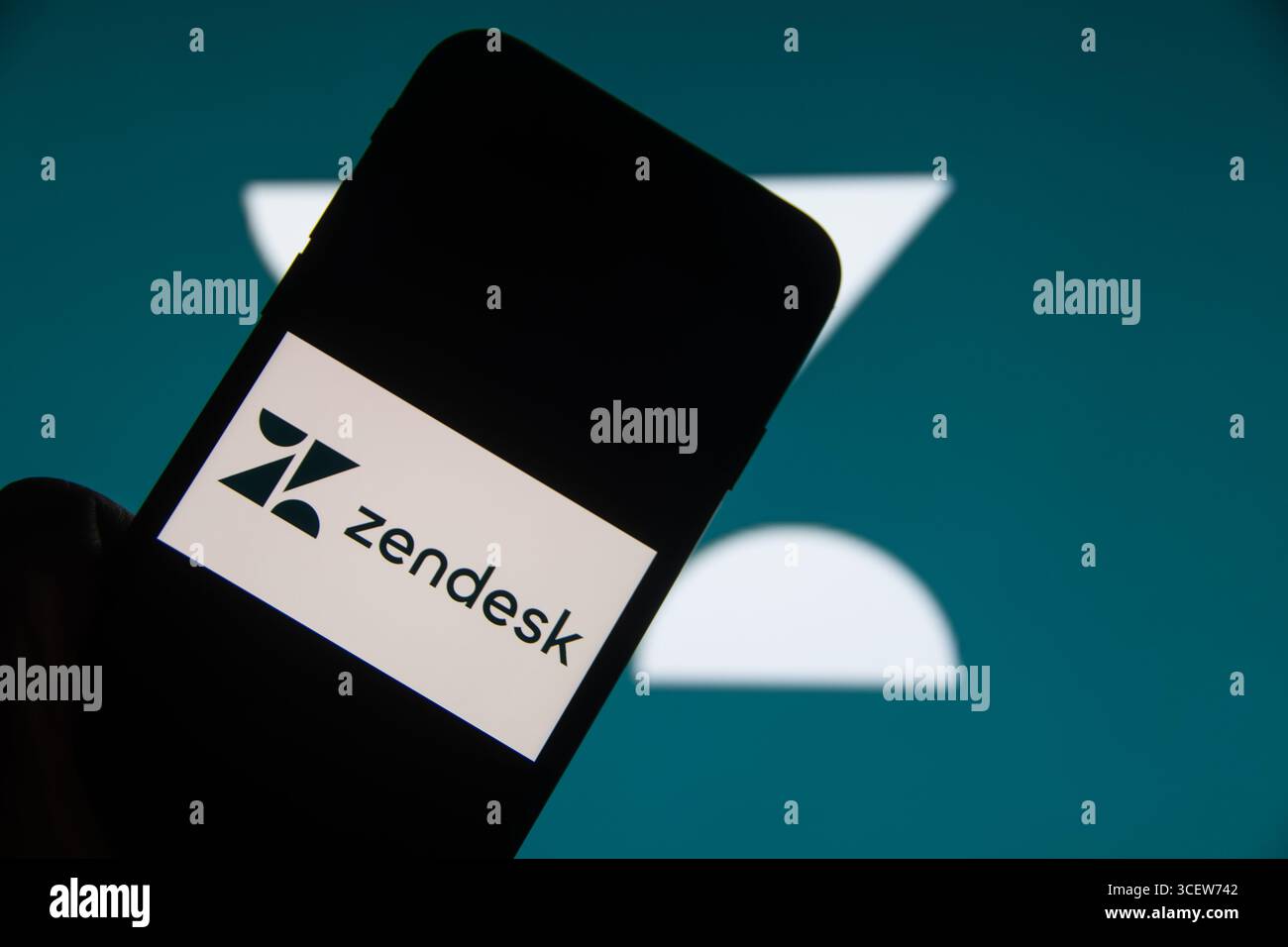 Rheinbach, Germania 18 agosto 2025, il logo del marchio del software basato su cloud "Zendesk" sul display di uno smartphone (attenzione al logo del marchio) Foto Stock