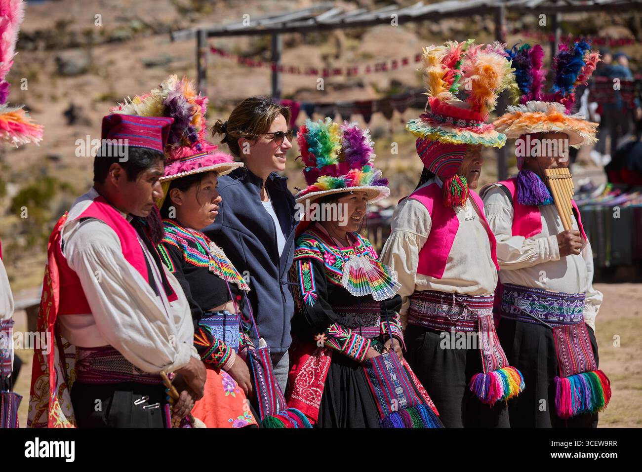 Un momento di gioia mentre un turista si unisce a ballerini locali in una celebrazione tradizionale sull'isola di Taquille, Puno, Perù Foto Stock