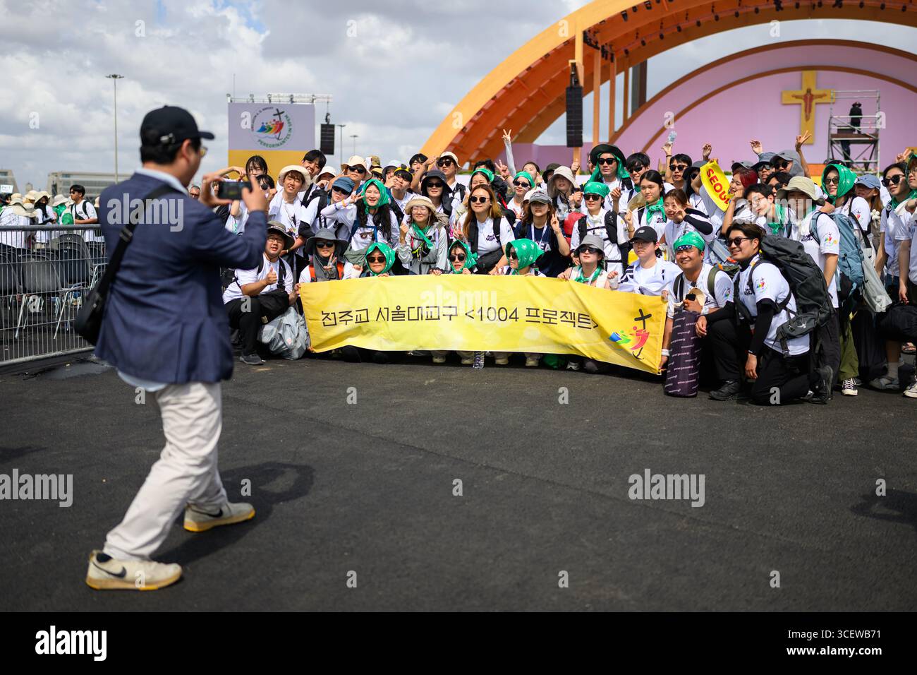 I giovani sudcoreani della Diocesi di Seul scattano una foto di gruppo dopo la messa di chiusura del Giubileo della Gioventù 2025 a Roma, Italia. Foto Stock