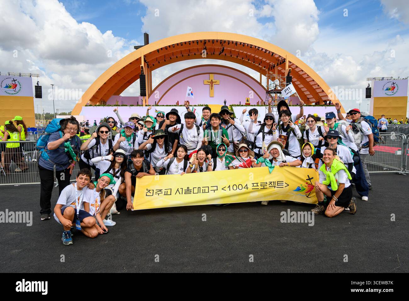 I giovani sudcoreani della Diocesi di Seul scattano una foto di gruppo dopo la messa di chiusura del Giubileo della Gioventù 2025 a Roma, Italia. Foto Stock
