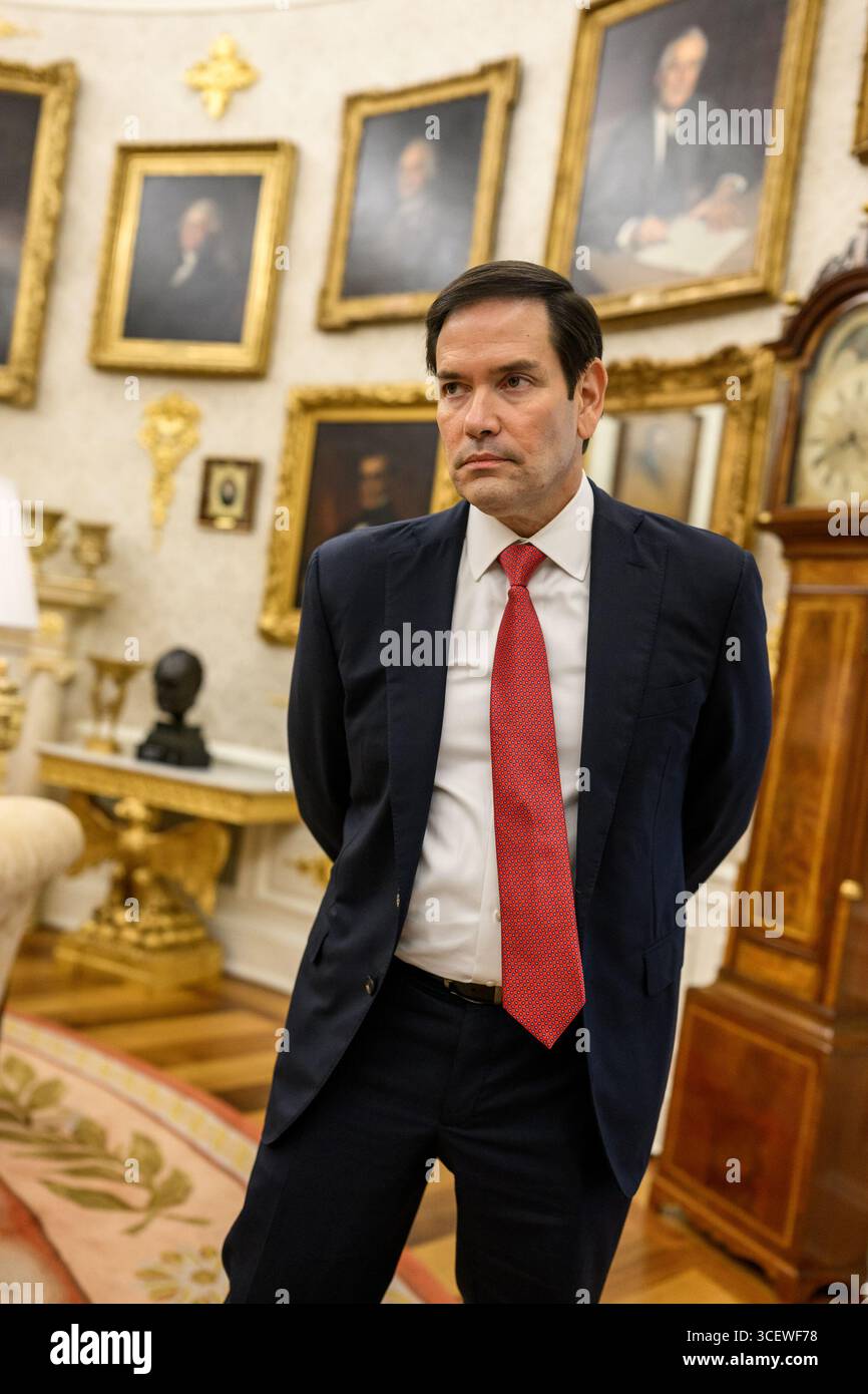 Washington, District of Columbia, USA. 18 agosto 2025. Il Segretario di Stato Marco Rubio ascolta mentre il Presidente Donald Trump parla al telefono con il Presidente russo Vladimir Putin, lunedì 18 agosto 2025, nell'Ufficio ovale. (Credit Image: © White House/ZUMA Press Wire) SOLO PER USO EDITORIALE! Non per USO commerciale! Foto Stock