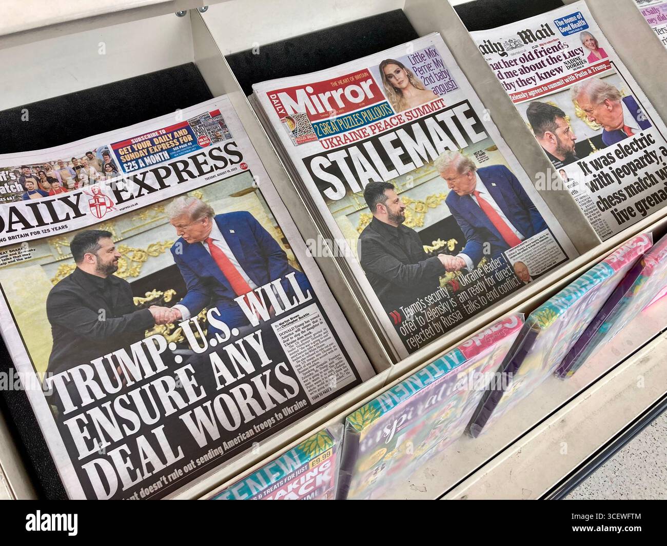 I giornali tabloid britannici riportano ampiamente che Trump e Zelensky si incontrano in un'atmosfera cooperativa ma stagnante Foto Stock
