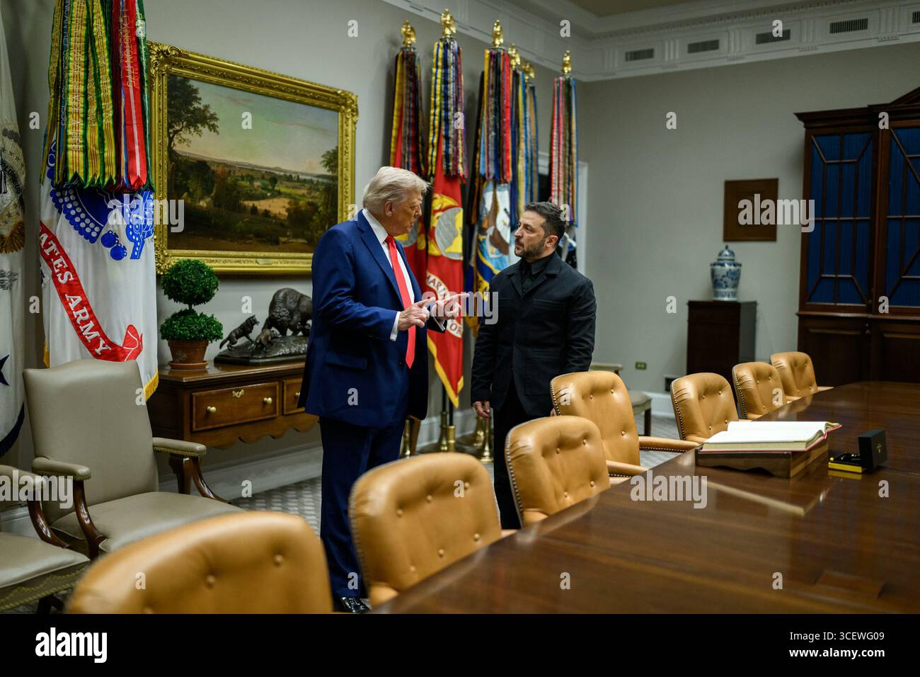 Washington, District of Columbia, USA. 18 agosto 2025. Il presidente Donald Trump parla con il presidente ucraino Volodymyr Zelenskyy dopo aver firmato il libro degli ospiti nella sala Roosevelt, lunedì 18 agosto 2025. (Credit Image: © Daniel Torok/White House/ZUMA Press Wire) SOLO PER USO EDITORIALE! Non per USO commerciale! Foto Stock