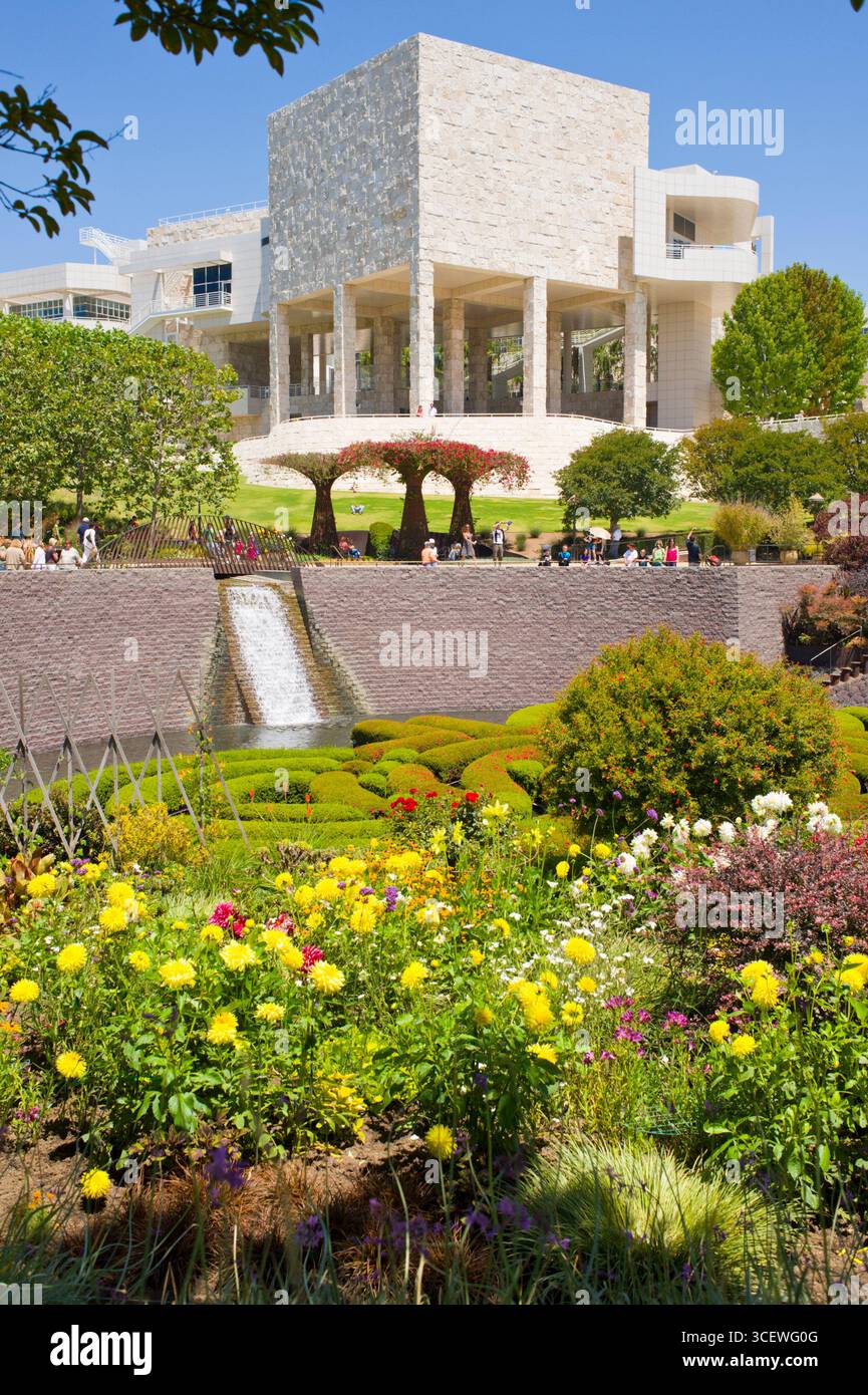 Getty museum visto dal colorato giardino centrale, Los Angeles, California, Stati Uniti d'America Foto Stock