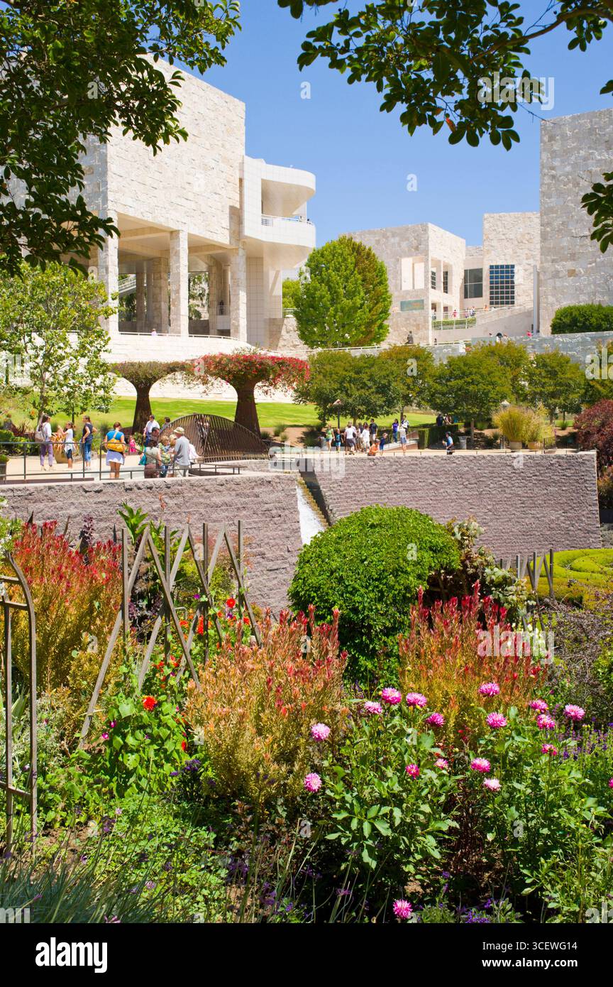 Getty museum visto dal colorato giardino centrale, Los Angeles, California, Stati Uniti d'America Foto Stock