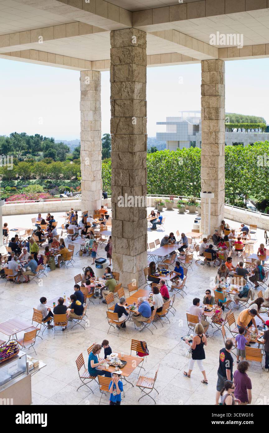 La gente seduta ai tavoli a mangiare il pranzo in terrazza giardino Café, Getty Center di Los Angeles, California, Stati Uniti d'America Foto Stock