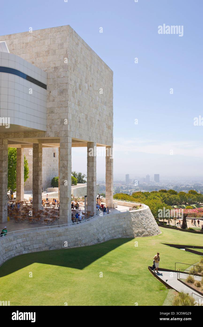 Alti edifici di West Los Angeles in lontananza il giardino terrazza caffetteria in primo piano, Getty Center di Los Angeles, California, Stati Uniti d'America Foto Stock