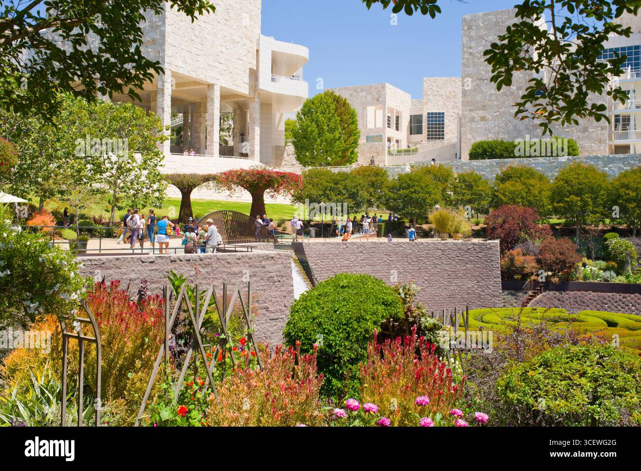 Getty museum visto dal colorato giardino centrale, Los Angeles, California, Stati Uniti d'America Foto Stock