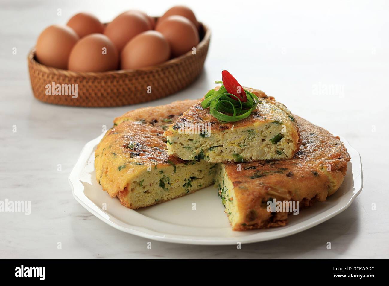 Telur Dadar Padang, Minangnese Omelette eggs on Restoran Padang, Indonesia. Servita su White Table Foto Stock