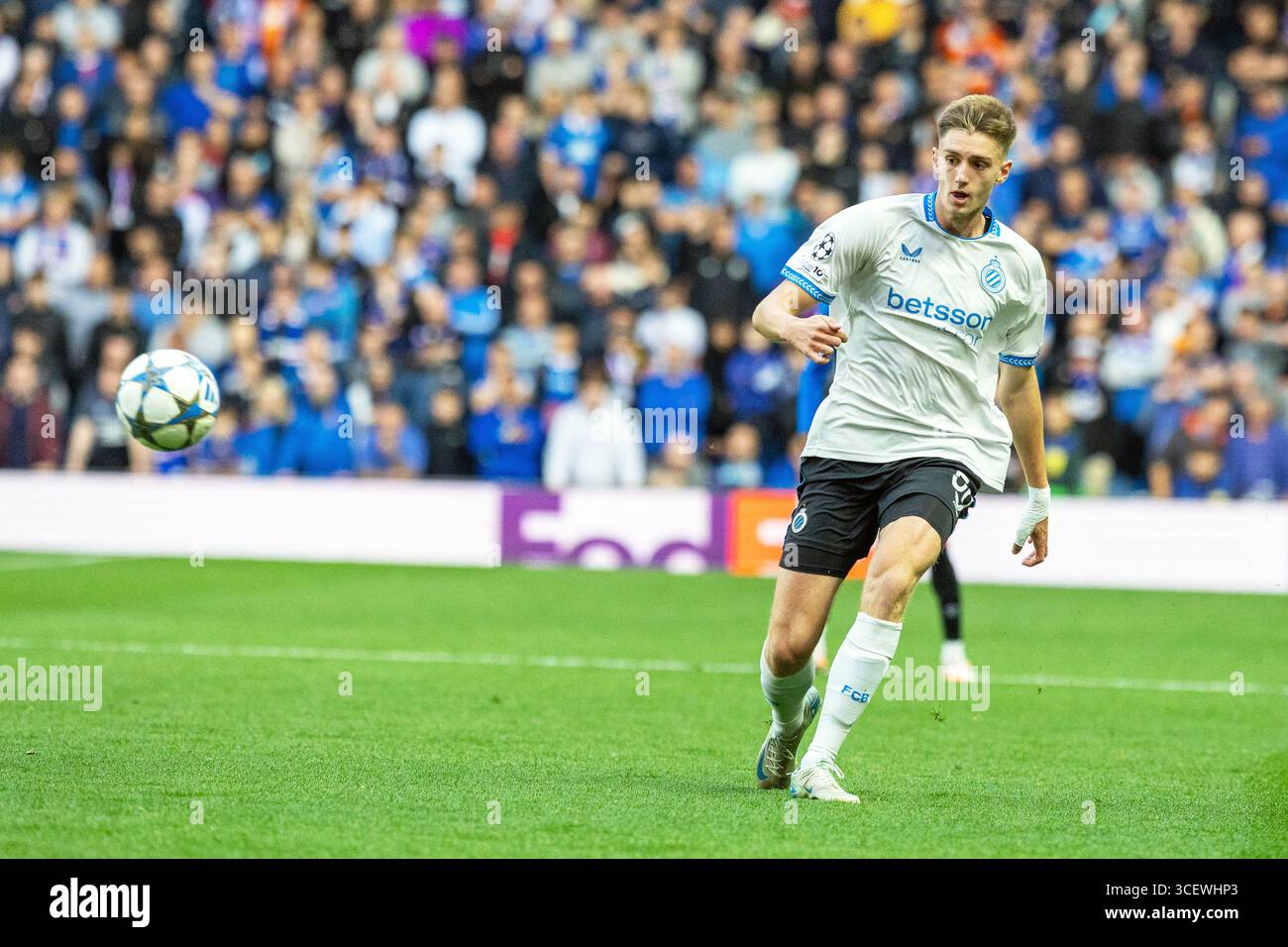 Glasgow, Regno Unito. 19 agosto 2025. I Rangers FC hanno giocato il Club Brugge FC allo stadio Ibrox di Glasgow, Scozia, nel play-off della UEFA Champions League, andata. Il punteggio finale è stato Rangers 1 - 3 Brugge. Jorne Spileers (B58) calcia la palla verso i goal dei Rangers. Crediti: Findlay/Alamy Live News Foto Stock