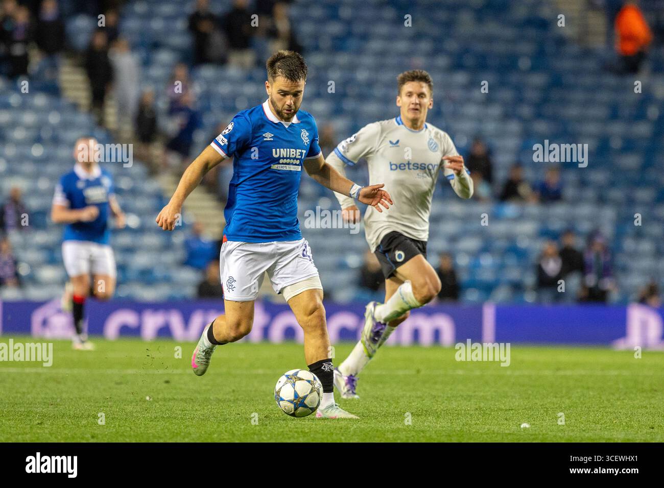 19 agosto 2025. Glasgow, Regno Unito. I Rangers FC hanno giocato il Club Brugge FC allo stadio Ibrox di Glasgow, Scozia, nel play-off della UEFA Champions League, andata. Il punteggio finale è stato Rangers 1 - 3 Brugge. Nicolas Raskin (R43) corre con la palla verso i gol di Bruges. Crediti: Findlay / Alamy Live News Foto Stock
