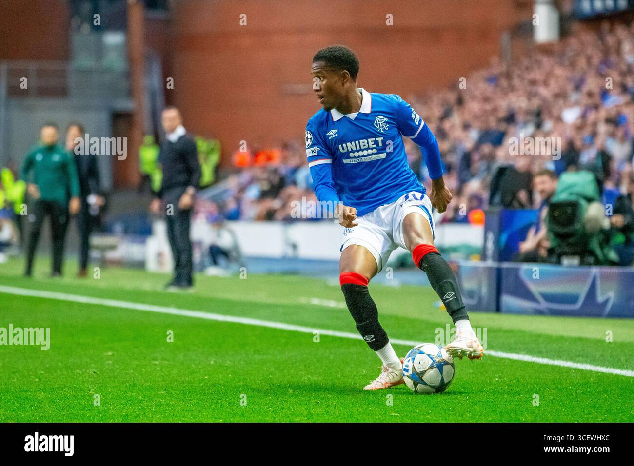 19 agosto 2025. Glasgow, Regno Unito. I Rangers FC hanno giocato il Club Brugge FC allo stadio Ibrox di Glasgow, Scozia, nel play-off della UEFA Champions League, andata. Il punteggio finale è stato Rangers 1 - 3 Brugge. Jayden Meghoma (R30) con la palla. Crediti: Findlay / Alamy Live News Foto Stock