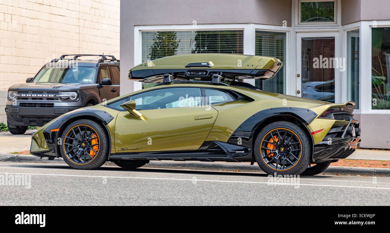 Lamborghini Huragan ha parcheggiato a southampton con un box da tetto thule personalizzato Foto Stock