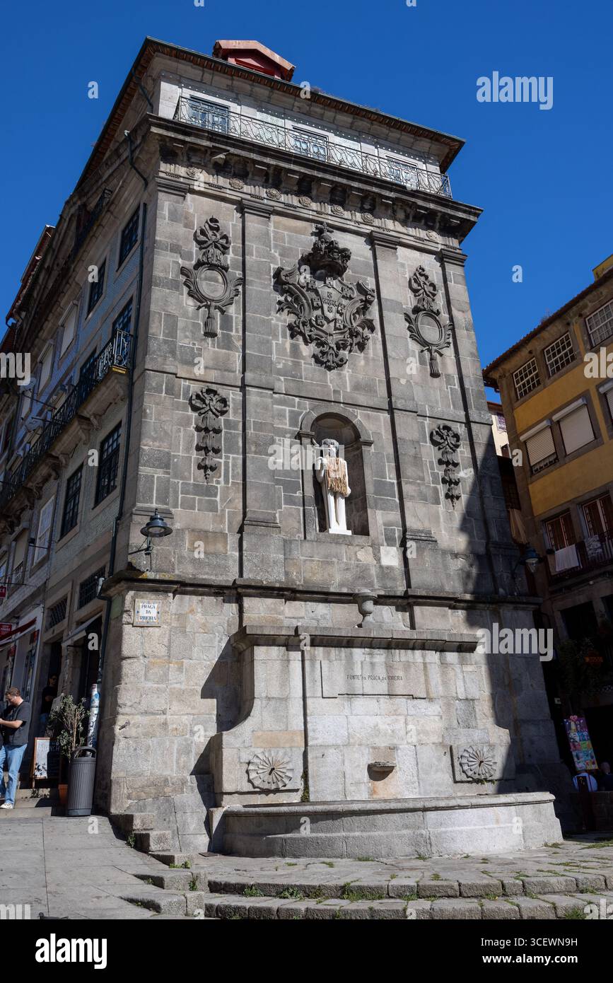 Fonte Monumental da Ribeira (Fontana di São João) in Piazza Ribeira (Prac da Ribeira) a Porto, Distretto di Porto, Portogallo Foto Stock