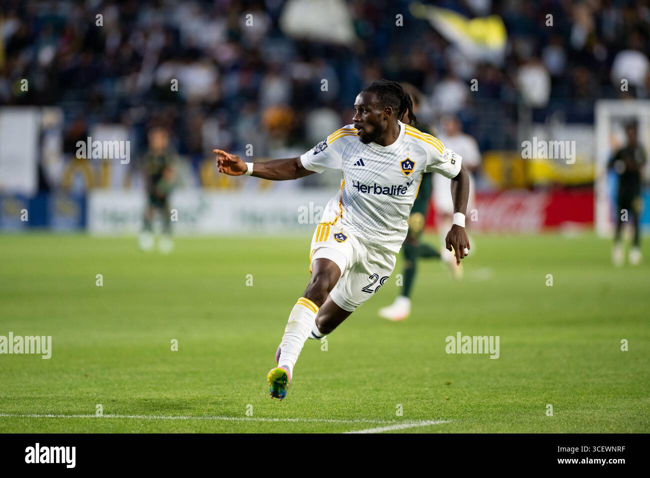 Josepth Painstil del LA Galaxy si schianta in posizione durante una partita MLS tra la Galaxy e Portrland Timbers al Dignity Health Sports Park. Foto Stock