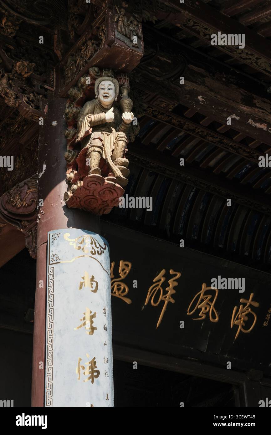 Architettura tradizionale cinese del tempio con sculture e tavolette di pietra culturalmente significative Foto Stock