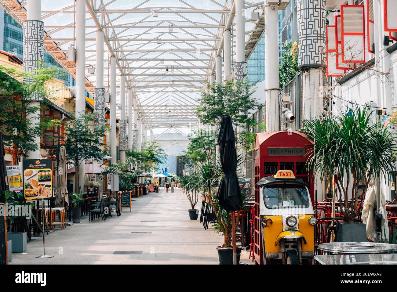 Singapore - 10 maggio 2025: Ristorante Nankin Row e Cafe Arcade Street Foto Stock