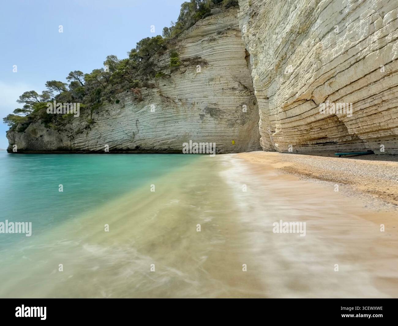 Baia dei Mergoli , situata nel parco nazionale del Gargano, bagnata da acque limpide di color turchese - Immagine stock catturata con smartphone