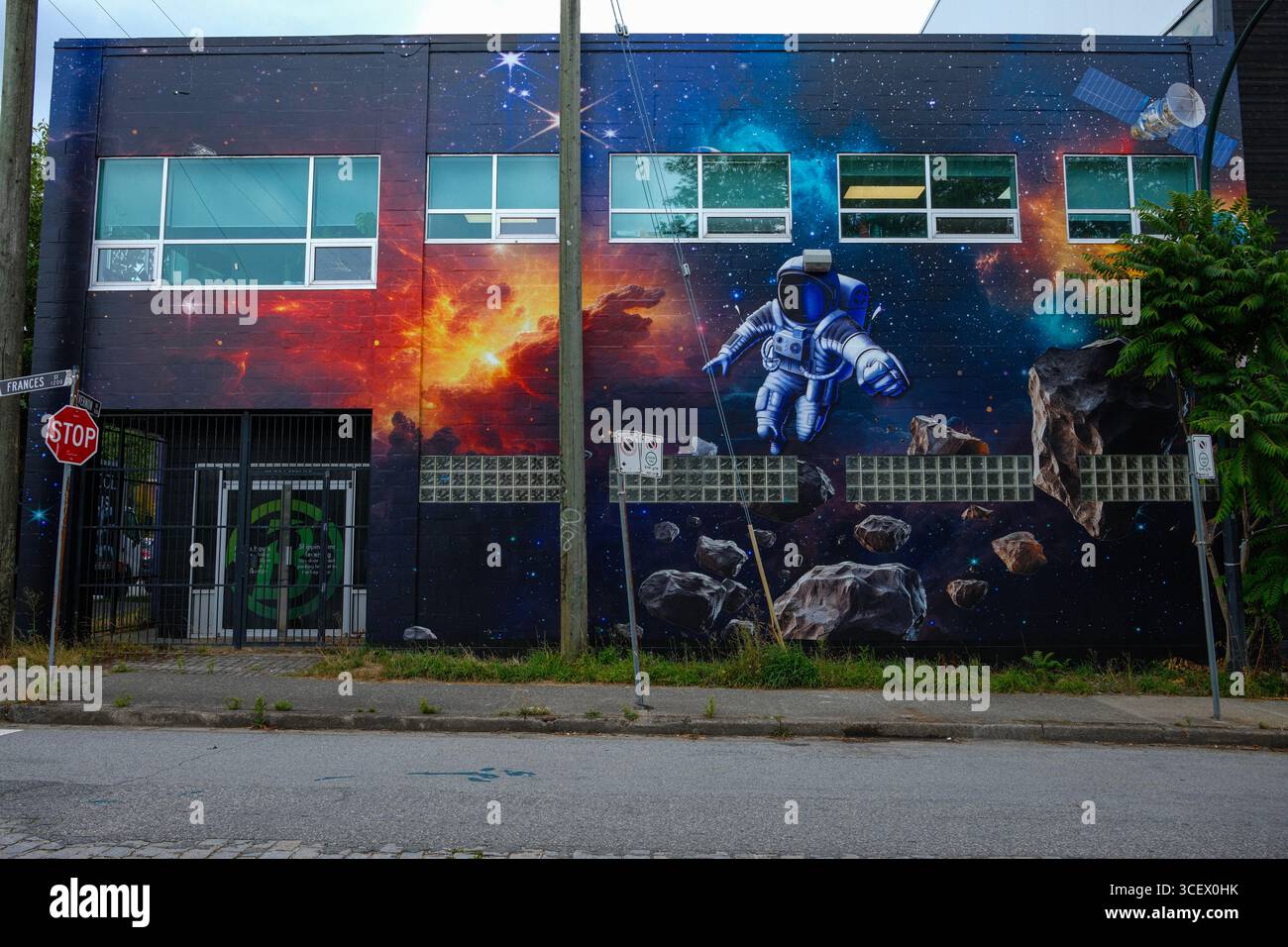 Un murale a tema spaziale al Blast Media Print di Strathcona, Vancouver, BC. Foto Stock