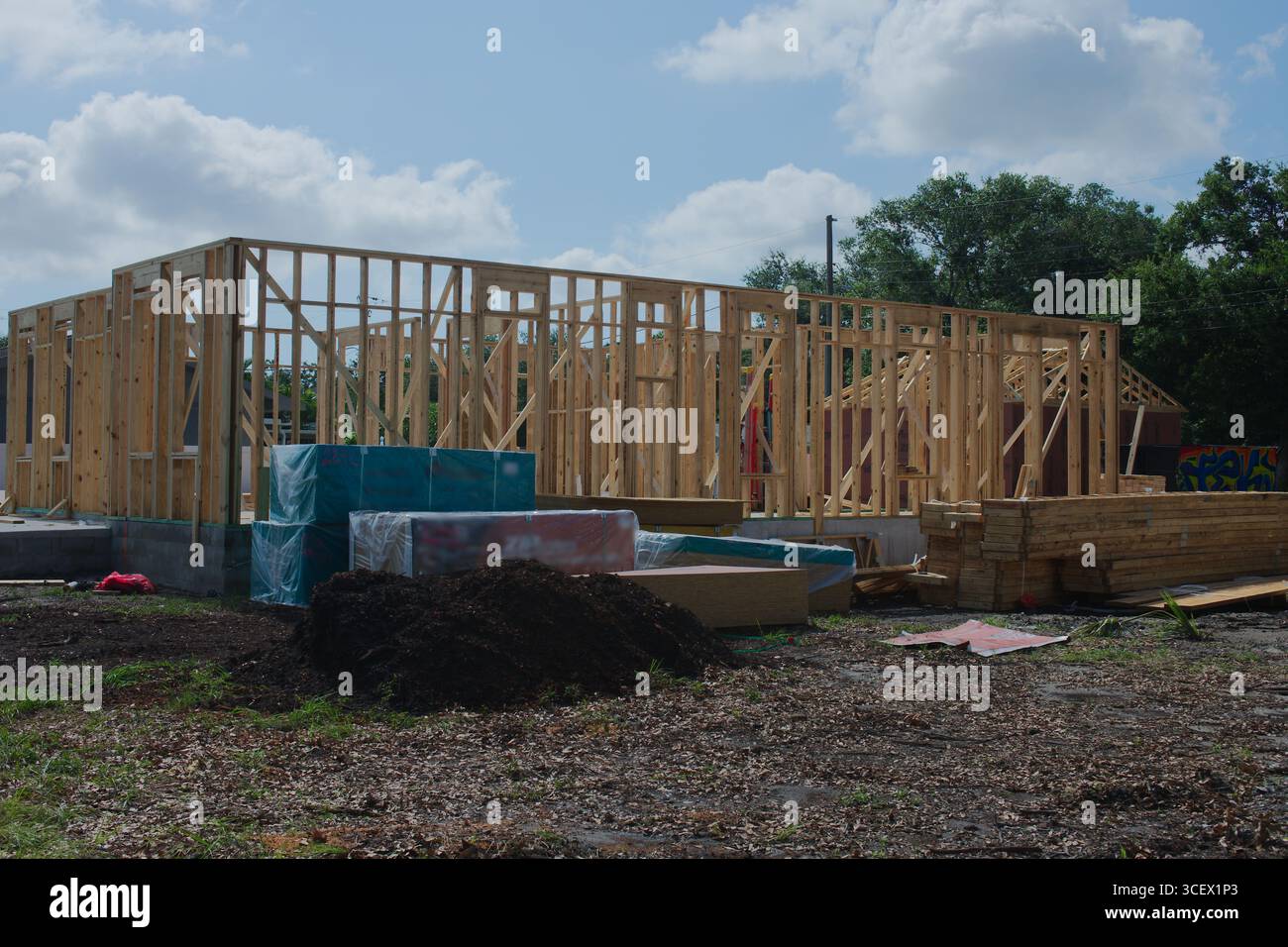 Struttura in legno di nuova costruzione residenziale su cemento. Casa in costruzione con struttura in legno a vista, che mostra l'iniziale Foto Stock