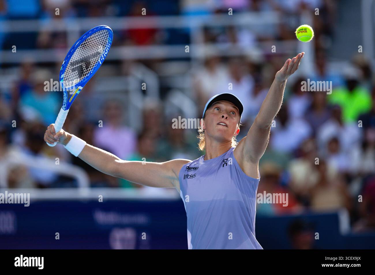 MASON, OHIO - 18 AGOSTO: IgA Swiatek della Polonia gioca contro Jasmine Paolini dell'Italia durante il loro match di campionato femminile il giorno 12 del Cincinnati Open al Lindner Family Tennis Center il 18 agosto 2025 a Mason, Ohio. (Foto di Mauricio Paiz) Foto Stock