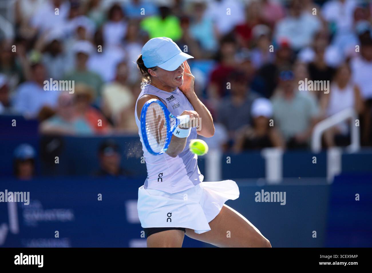 MASON, OHIO - 18 AGOSTO: IgA Swiatek della Polonia gioca contro Jasmine Paolini dell'Italia durante il loro match di campionato femminile il giorno 12 del Cincinnati Open al Lindner Family Tennis Center il 18 agosto 2025 a Mason, Ohio. (Foto di Mauricio Paiz) Foto Stock