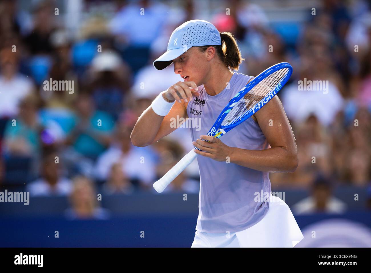 MASON, OHIO - 18 AGOSTO: IgA Swiatek della Polonia gioca contro Jasmine Paolini dell'Italia durante il loro match di campionato femminile il giorno 12 del Cincinnati Open al Lindner Family Tennis Center il 18 agosto 2025 a Mason, Ohio. (Foto di Mauricio Paiz) Foto Stock