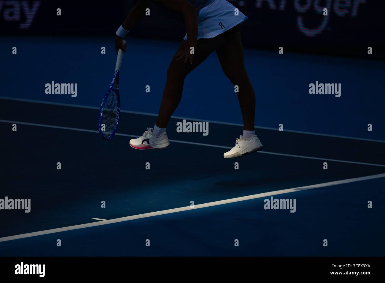 MASON, OHIO - 18 AGOSTO: IgA Swiatek della Polonia gioca contro Jasmine Paolini dell'Italia durante il loro match di campionato femminile il giorno 12 del Cincinnati Open al Lindner Family Tennis Center il 18 agosto 2025 a Mason, Ohio. (Foto di Mauricio Paiz) Foto Stock