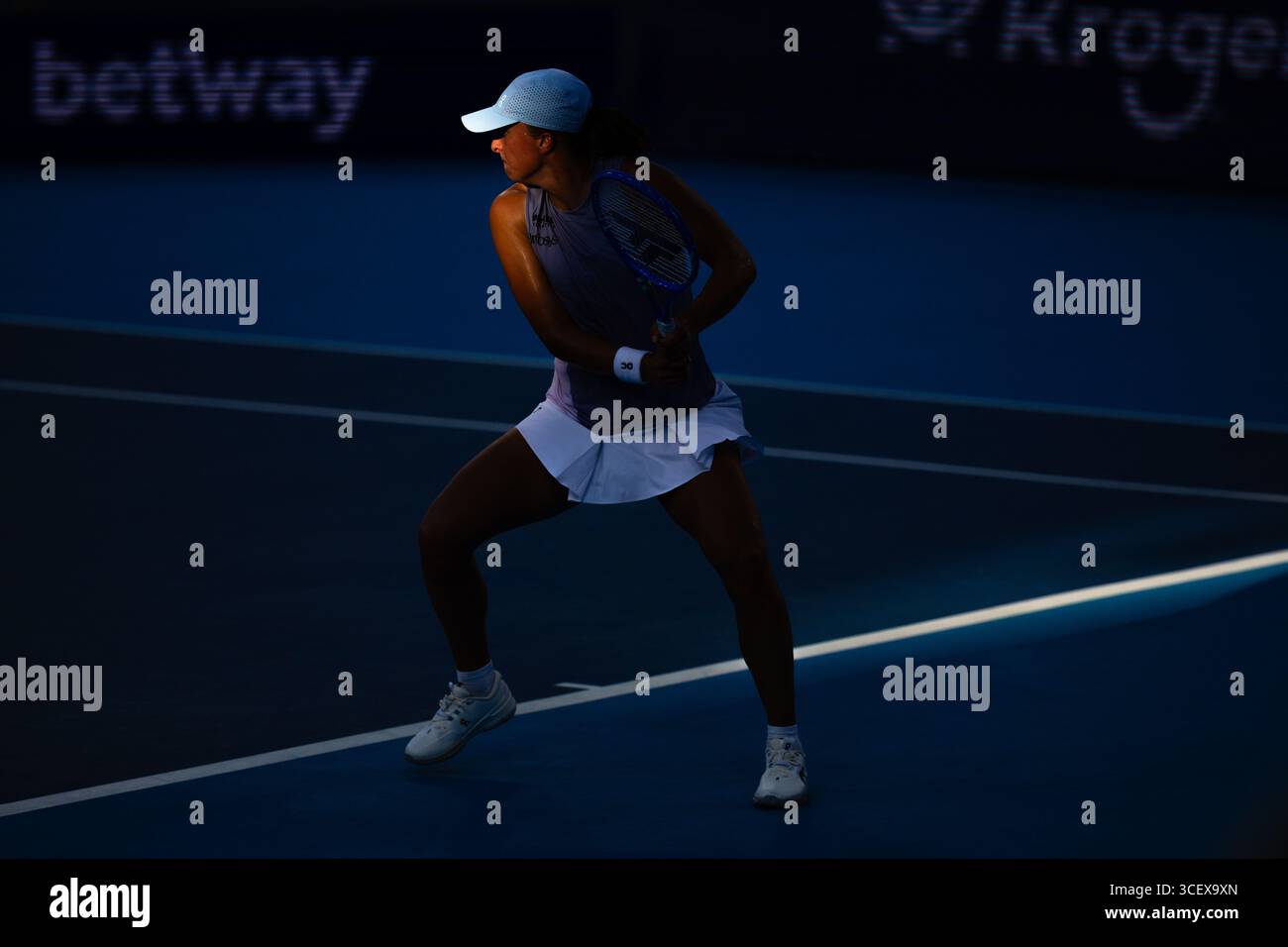 MASON, OHIO - 18 AGOSTO: IgA Swiatek della Polonia gioca contro Jasmine Paolini dell'Italia durante il loro match di campionato femminile il giorno 12 del Cincinnati Open al Lindner Family Tennis Center il 18 agosto 2025 a Mason, Ohio. (Foto di Mauricio Paiz) Foto Stock