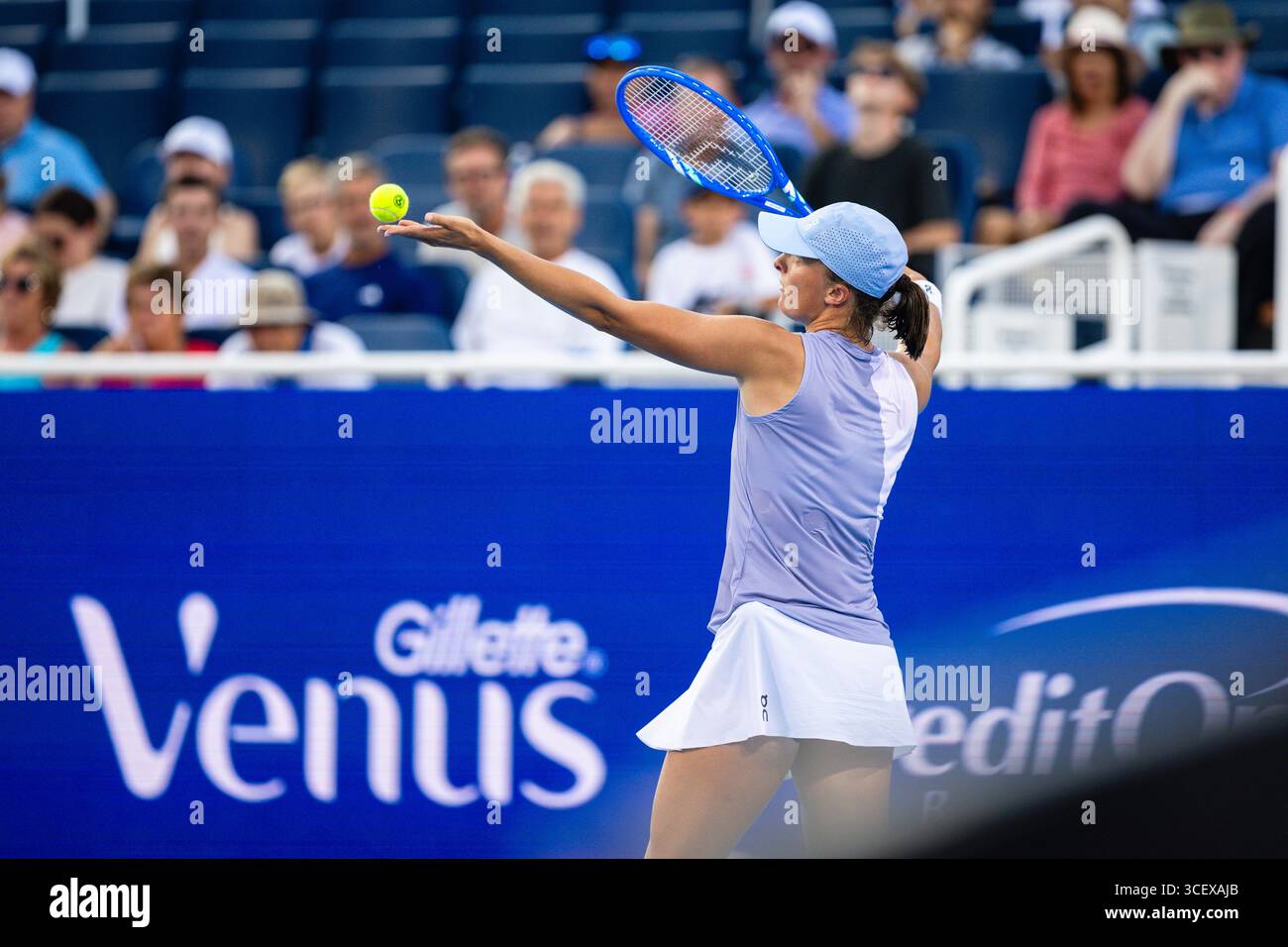 MASON, OHIO - 18 AGOSTO: IgA Swiatek della Polonia gioca contro Jasmine Paolini dell'Italia durante il loro match di campionato femminile il giorno 12 del Cincinnati Open al Lindner Family Tennis Center il 18 agosto 2025 a Mason, Ohio. (Foto di Mauricio Paiz) Foto Stock
