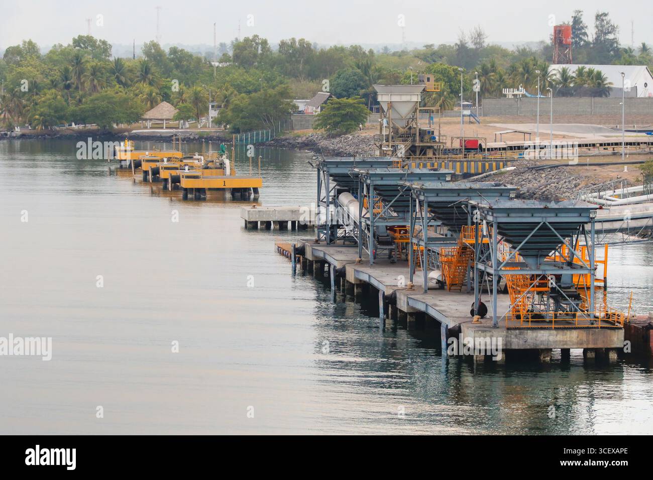 Puerto Quetzal, Guatemala – aprile 2017: Un impianto industriale presso il terminal marino di Puerto Quetzal Foto Stock