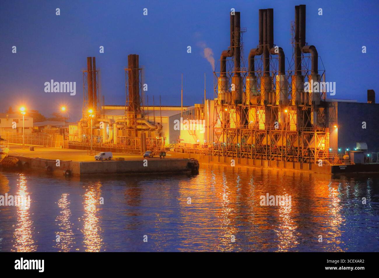 Puerto Quetzal, Guatemala – aprile 2017: Un impianto industriale presso il terminal marino di Puerto Quetzal Foto Stock
